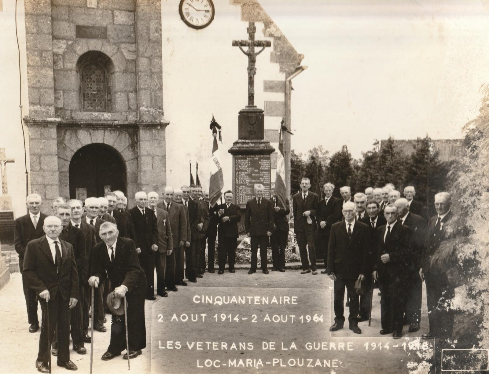 Les anciens combattants de 14-18 devant le monument aux morts de Locmaria-Plouzané, pour le cinquantenaire en 1964